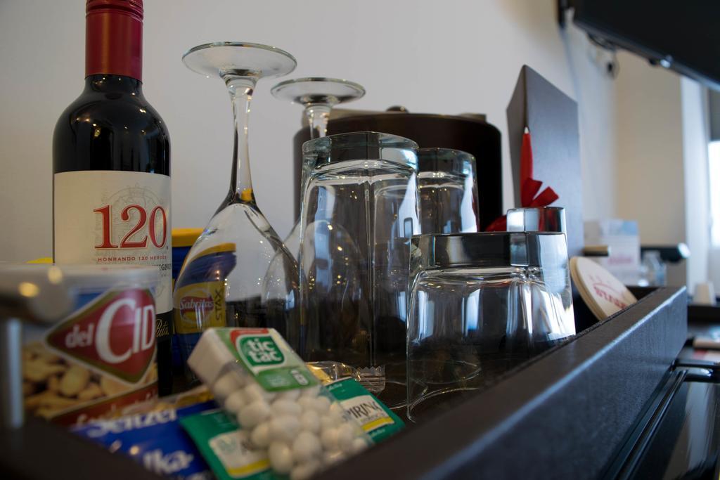 Hotel Stadium León Dış mekan fotoğraf A bar cart