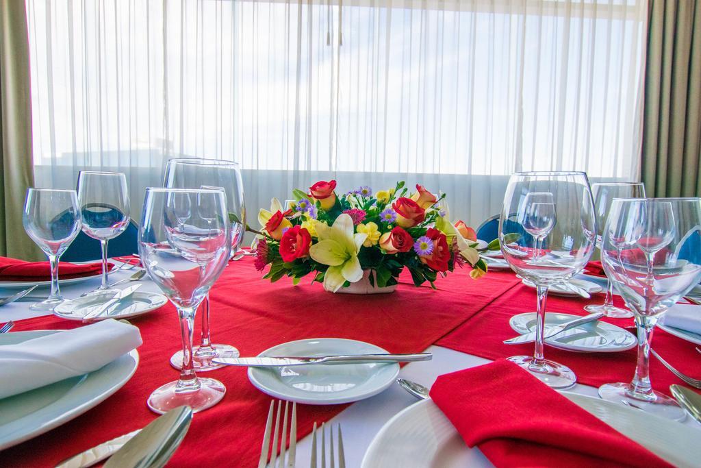Hotel Stadium León Dış mekan fotoğraf A table set for a formal dinner